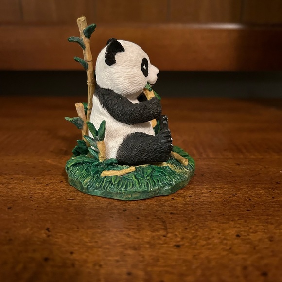 Vintage Giant Panda from the Protect Nature’s Innocents Sculpture Collection - Picture 4 of 6